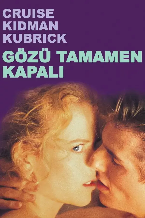 Gözü Tamamen Kapalı filminin Türkçe afişi: mor zeminde üstte CRUISE KIDMAN KUBRICK ve GÖZÜ TAMAMEN KAPALI yazıları, altta gözlerini kameraya çevirmiş Nicole Kidman ile onu öpen Tom Cruise’un yakın planı