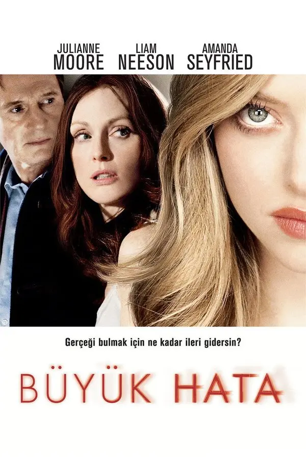 Büyük Hata (Chloe) filminin Türkçe afişi: üstte JULIANNE MOORE, LIAM NEESON, AMANDA SEYFRIED isimleri, altında yan yana Liam Neeson, kızıl saçlı Julianne Moore ve yüzünün yarısı görünen sarışın Amanda Seyfried; altta BÜYÜK HATA yazısı