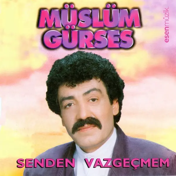 Müslüm Gürses’in Senden Vazgeçmem albüm kapağı; sarı ve pembe zemin önünde gülümseyen kıvırcık saçlı, bıyıklı Müslüm Gürses