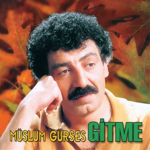 Müslüm Gürses’in Gitme albüm kapağı; sonbahar yapraklarının önünde elini yanağına dayamış düşünceli Müslüm Gürses