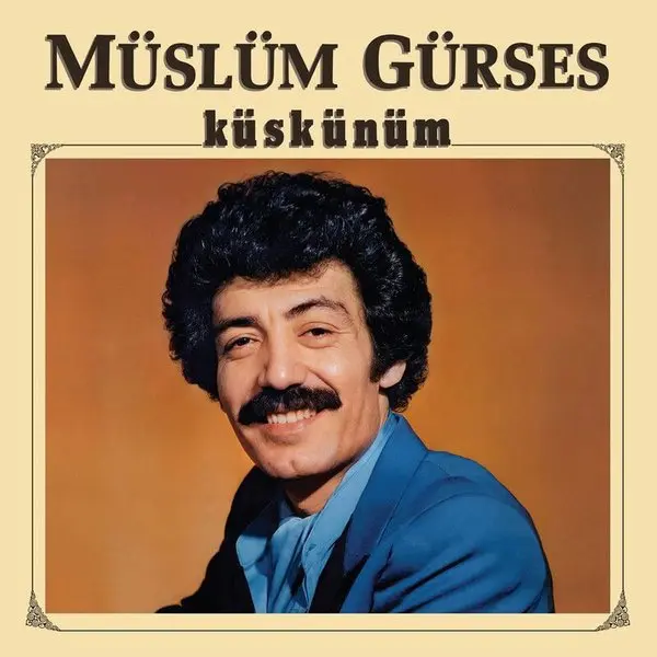 Müslüm Gürses’in Küskünüm albüm kapağı; krem çerçeve içinde mavi ceketli, gülümseyen genç Müslüm Gürses