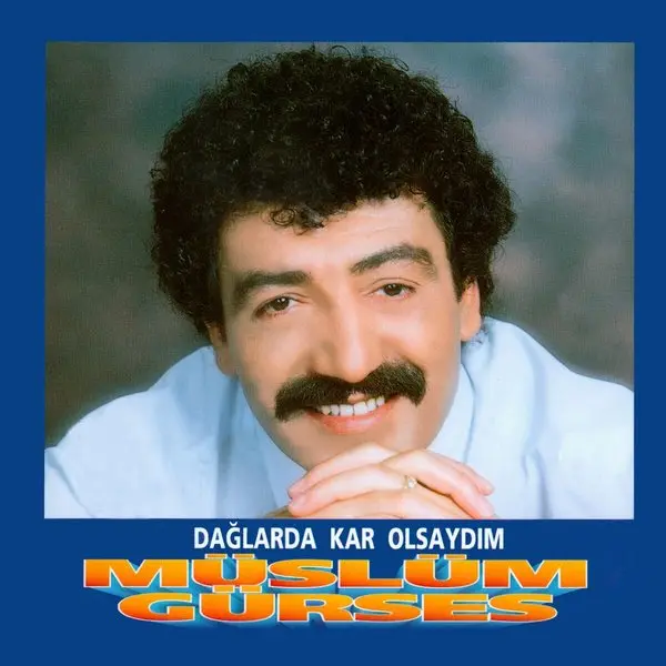 Müslüm Gürses’in Dağlarda Kar Olsaydım albüm kapağı; mavi zemin önünde ellerini çenesinin altında birleştirmiş gülümseyen Müslüm Gürses