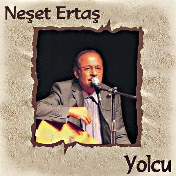 Neşet Ertaş’ın Yolcu albüm kapağı; kum rengi zemin üzerindeki çerçevede mikrofon önünde bağlama çalan Neşet Ertaş