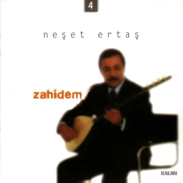 Neşet Ertaş’ın Zahidem albüm kapağı; beyaz zemin üzerinde sandalyede oturup bağlama çalan Neşet Ertaş ve turuncu harflerle albüm adı