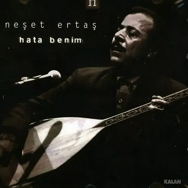 Neşet Ertaş’ın Hata Benim albüm kapağı; koyu zemin önünde mikrofona doğru başını kaldırmış, bağlama çalan Neşet Ertaş
