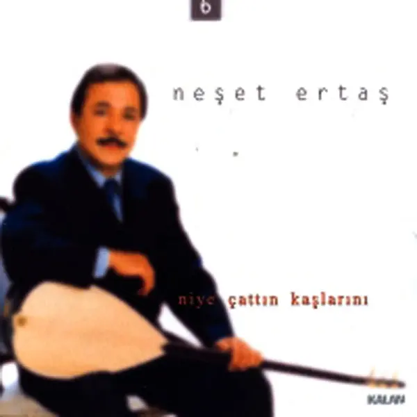 Neşet Ertaş’ın Niye Çattın Kaşlarını albüm kapağı; beyaz zemin üzerinde oturarak bağlama çalan Neşet Ertaş