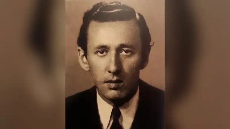 Orhan Veli Kanık’ın takım elbise ve kravatlı, sepya tonlu siyah beyaz portresi