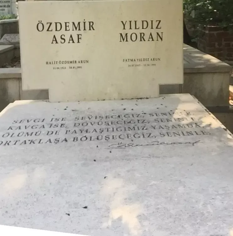 Aşiyan Mezarlığı’nda Özdemir Asaf ile Yıldız Moran’ın ortak mezarı; mermer taşta ikisinin adı ve şairin dizeleri