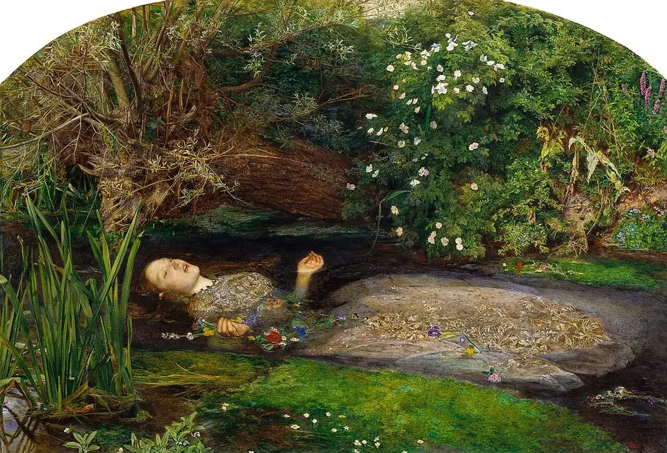 John Everett Millais'in Ophelia tablosu: beyaz elbiseli Ophelia, kollarını açmış hâlde, sazlık ve yeşilliklerle çevrili bir derede sırtüstü süzülüyor; açık avucunun yanında suyun üzerinde papatyalar, gelincikler ve başka çiçekler yüzüyor