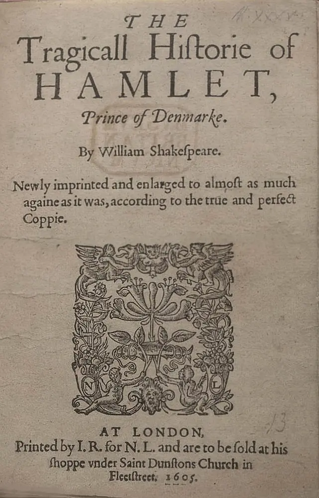 Shakespeare'in Hamlet oyununun 1605 tarihli quarto baskısının kapak sayfası: “The Tragicall Historie of Hamlet, Prince of Denmarke” başlığı ve süslemeli baskı amblemi