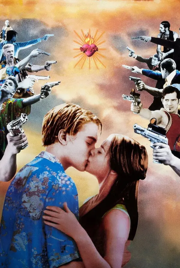 Luhrmann’ın 1996 yapımı Romeo + Juliet filminin yazısız afişi: ortada çiçekli gömlekli Leonardo DiCaprio ile Claire Danes öpüşüyor, iki yandan onlara tabanca doğrultan adamlar, tepede ışık saçan kırmızı bir kalp motifi