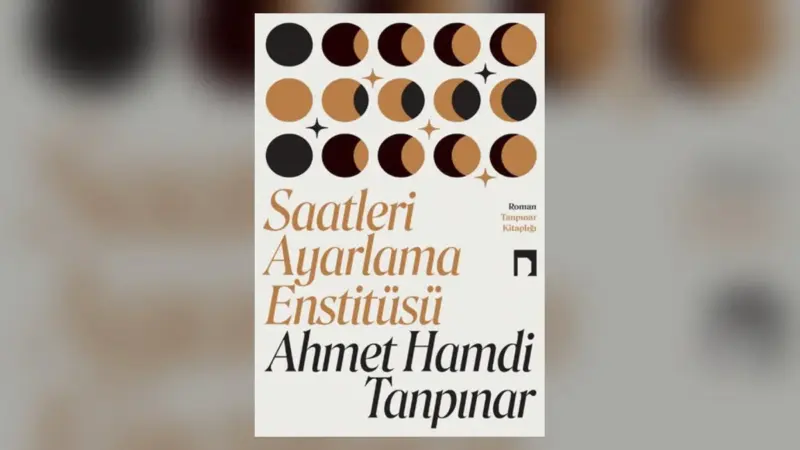 Saatleri Ayarlama Enstitüsü’nün Dergâh Yayınları baskısının kapağı; açık renk zeminde üç sıra hâlinde dolunaydan hilale dönen siyah ve bakır renkli daireler, yıldızlar, altında italik harflerle kitabın adı ve Ahmet Hamdi Tanpınar yazısı