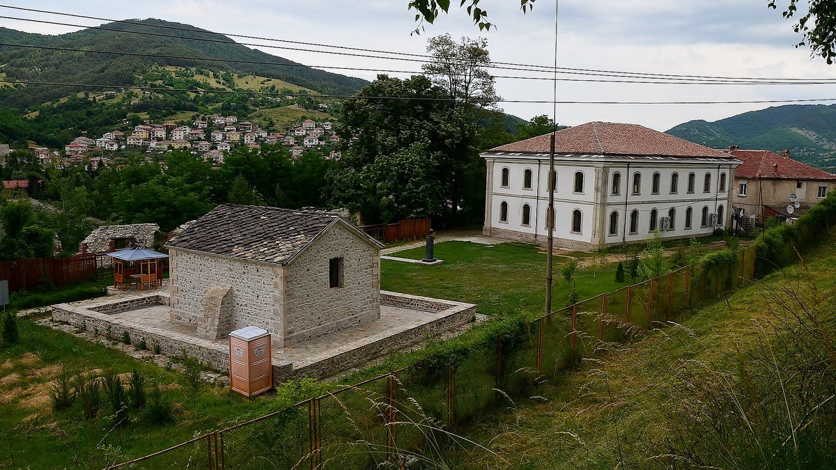 Sabahattin Ali kitaplarının yazarının doğduğu Eğridere'de, bugünkü Ardino'da tarih müzesi, eski barut deposu ve aralarında Sabahattin Ali büstü