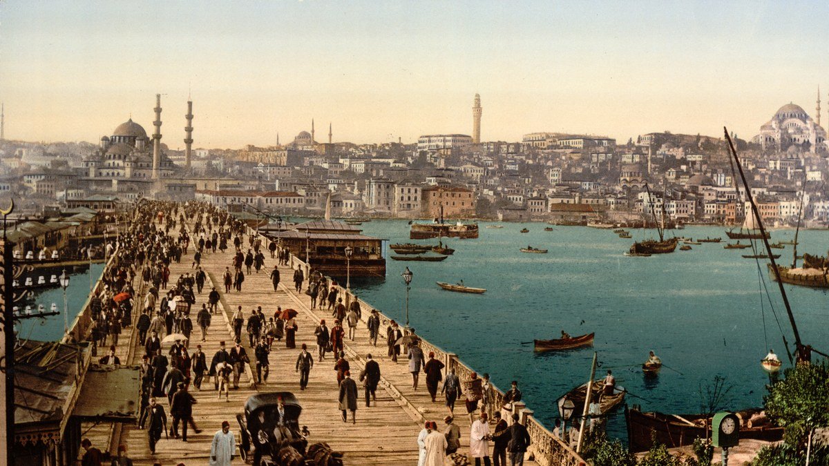 Sabahattin Ali sözleri için İçimizdeki Şeytan romanının açıldığı Köprü'yü hatırlatan, yüzyıl başında kalabalık Galata Köprüsü ve Haliç'in eski renkli fotoğrafı