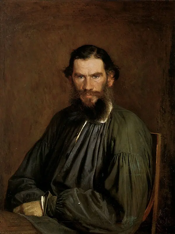 Ivan Kramskoy’un yaptığı Lev Tolstoy portresi: koyu renk gömlekli, gür sakallı yazar sandalyede oturmuş karşıya bakıyor