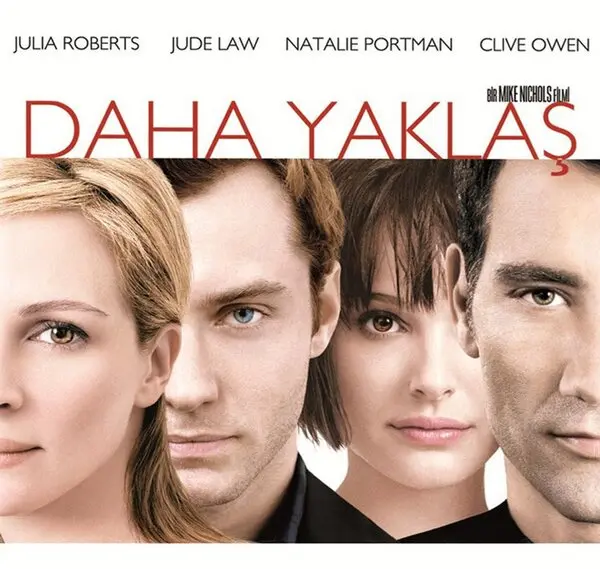 Daha Yaklaş (Closer) filminin Türkçe afişi: kırmızı harflerle yazılmış film adının altında yan yana dizilmiş Julia Roberts, Jude Law, Natalie Portman ve Clive Owen'ın yüzleri