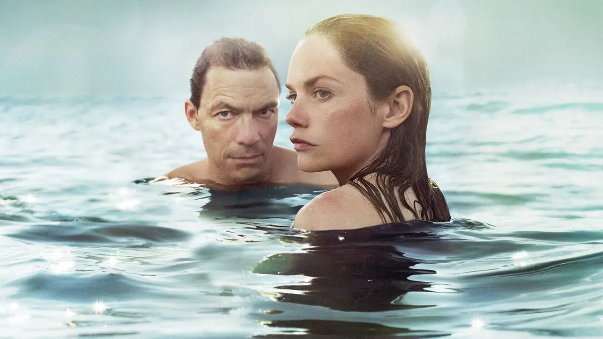 The Affair dizisinin tanıtım görselinde denizin içinde boylarına kadar suya girmiş, birbirine yakın duran Noah rolündeki Dominic West ve Alison rolündeki Ruth Wilson