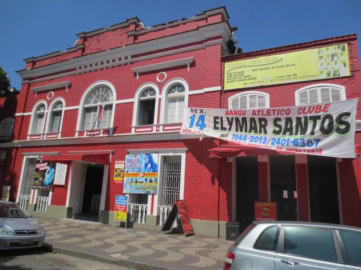 Bangu’da kırmızı tuğla cepheli, kemerli pencereli iki katlı tarihî bina; bir zamanlar fabrika işçi mahallesinin gazinosu olan Bangu Atlético Clube binası