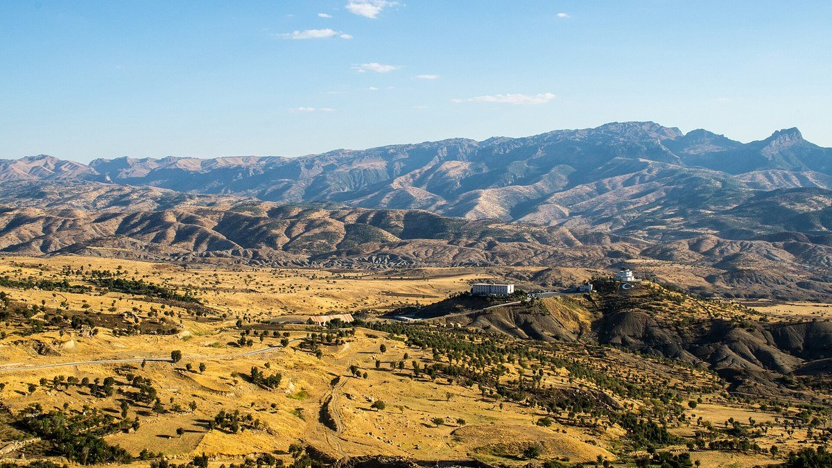 Şırnak'tan görünen Cudi Dağı sıradağları ve önündeki sarı bozkır tepeleri
