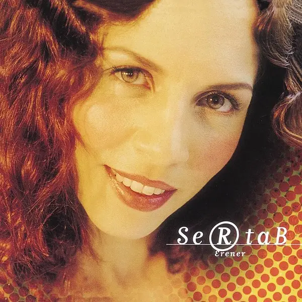 Sertab Erener’in 1999 tarihli Sertab Erener albüm kapağı; turuncu benekli zemin önünde kıvırcık saçlı, gülümseyen Sertab Erener’in yakın portresi