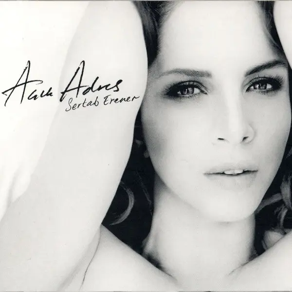 Sertab Erener’in Açık Adres single kapağı; siyah beyaz, uzun saçlı Sertab Erener’in yakın portresi ve sol üstte el yazısıyla Açık Adres