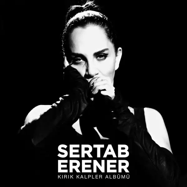 Sertab Erener’in Kırık Kalpler Albümü kapağı; siyah zemin önünde eldivenli elleriyle mikrofonu tutan Sertab Erener’in siyah beyaz fotoğrafı ve altta beyaz harflerle Sertab Erener yazısı