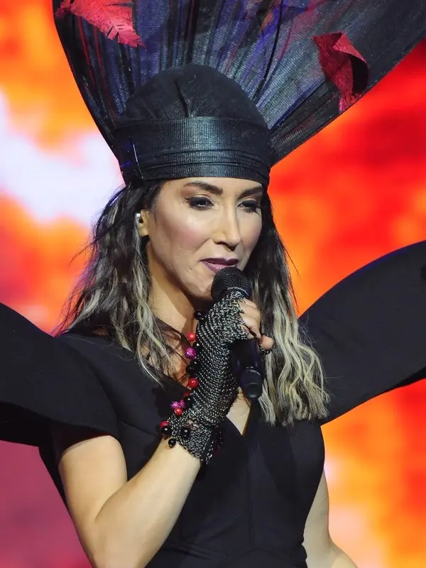 Hande Yener’in 31 Temmuz 2015’teki Harbiye konserinde siyah tüylü başlığı ve siyah kostümüyle mikrofona şarkı söylediği an