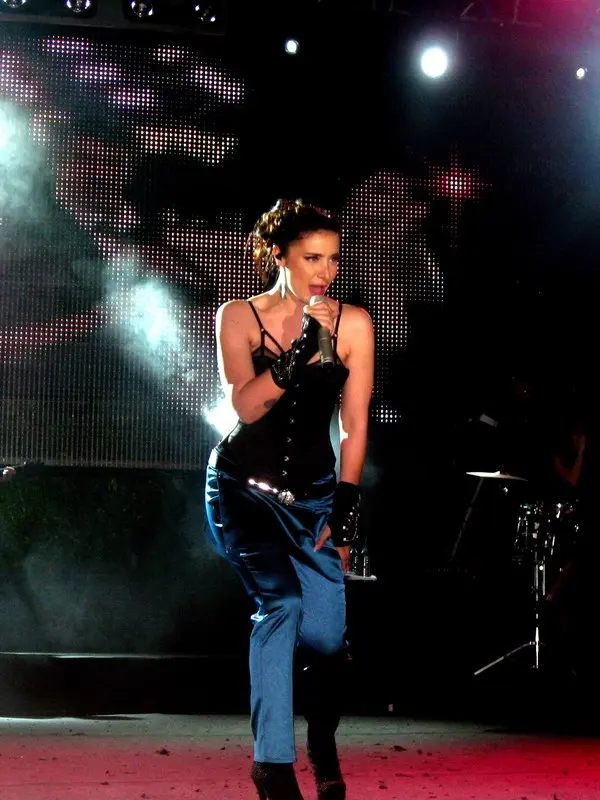 Sıla’nın 2012’de bir konserde sahne ışıkları ve dumanlar arasında, siyah kıyafetiyle mikrofona şarkı söylerken çekilmiş fotoğrafı