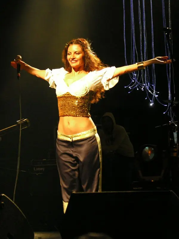 Göksel’in 2005’te bir konserde kollarını iki yana açarak sahnede şarkı söylediği, arkada gitaristin çaldığı an