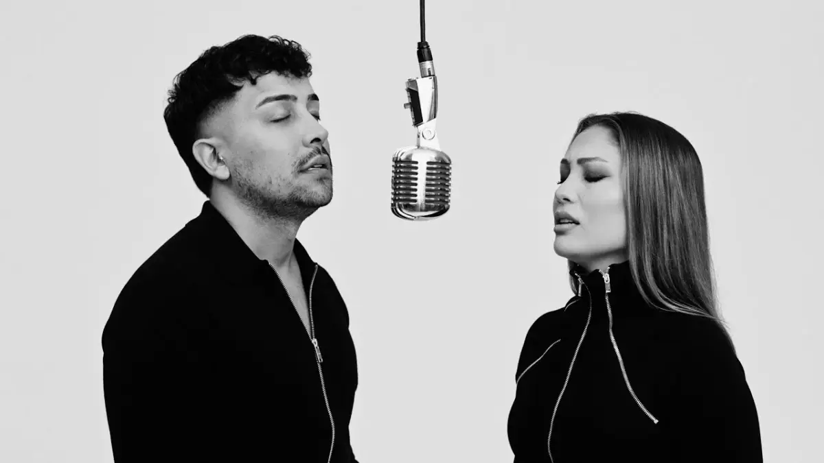 Sıla Şahin & Samet Kardeşler – Beni Kendine Bağladı video