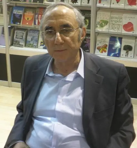 Gözlüklü ve beyaz saçlı şair Ataol Behramoğlu’nun yakın plan fotoğrafı