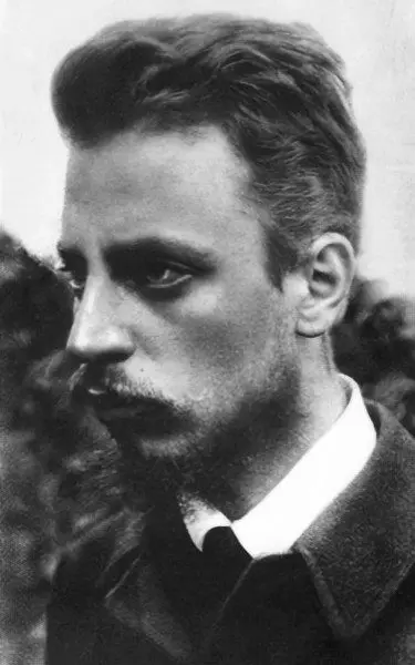 Genç Rainer Maria Rilke’nin 1900 yılında çekilmiş siyah beyaz portresi; bıyıklı, koyu ceketli ve yakalıklı