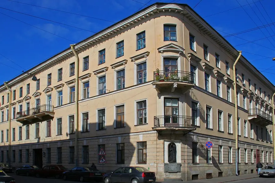St. Petersburg’da Stolyarni Sokağı ile Grajdanskaya Sokağı’nın köşesinde, Raskolnikov’un evi olarak bilinen bej renkli, balkonlu, çok katlı köşe bina; zemin kattaki köşede kabartmalı bir anma levhası
