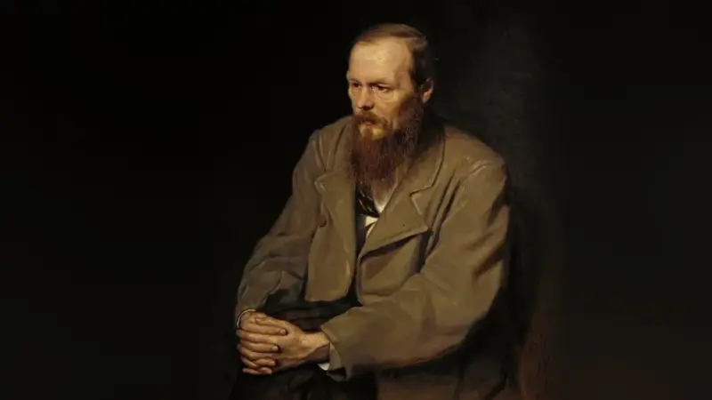 Vasiliy Perov’un 1872 tarihli portresinde koyu renk ceket giymiş, ellerini dizinin üzerinde kavuşturmuş, düşünceli bakışlarla yana doğru bakan sakallı Fyodor Dostoyevski