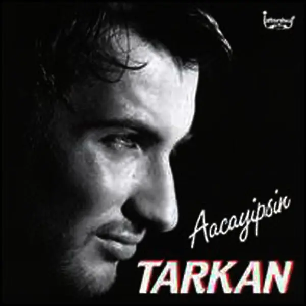 Tarkan’ın Aacayipsin albüm kapağı; siyah zemin önünde başını hafifçe öne eğmiş Tarkan’ın siyah beyaz yandan portresi, el yazısıyla Aacayipsin ve kırmızı harflerle Tarkan yazısı