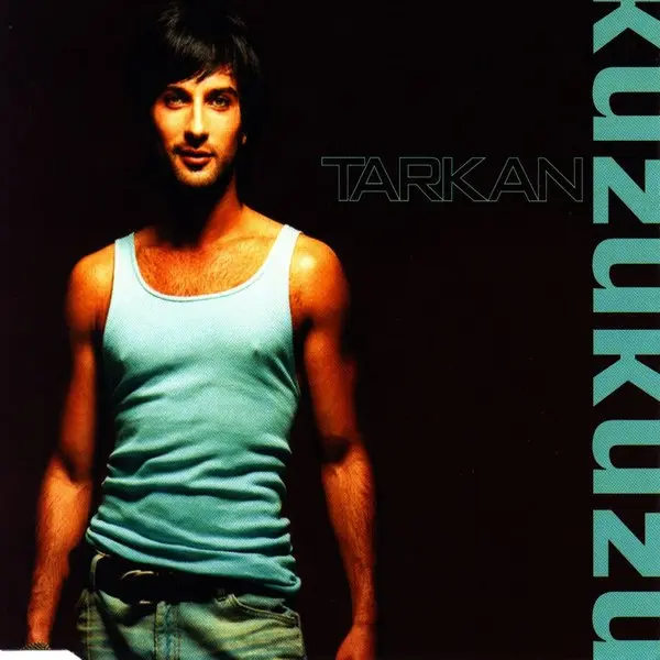 Tarkan’ın Kuzu Kuzu single kapağı; siyah zemin önünde mavi atlet giymiş Tarkan’ın boy portresi ve sağ kenarda dikey turkuaz harflerle Kuzu Kuzu yazısı
