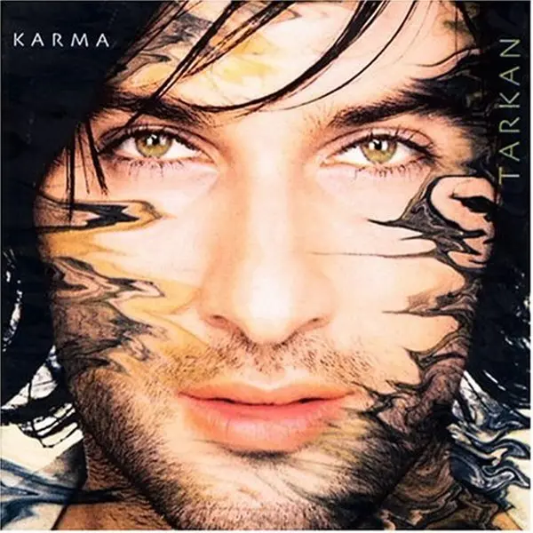 Tarkan’ın Karma albüm kapağı; yeşil gözleri öne çıkan, yüzünün bir kısmı dalgalı siyah desenle örtülmüş Tarkan’ın yakın portresi ve köşede Karma yazısı