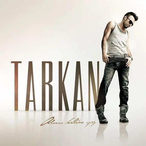 Tarkan’ın Adımı Kalbine Yaz albüm kapağı; beyaz zemin önünde beyaz atlet ve kot pantolon giymiş Tarkan’ın boy portresi ve büyük harflerle Tarkan yazısı