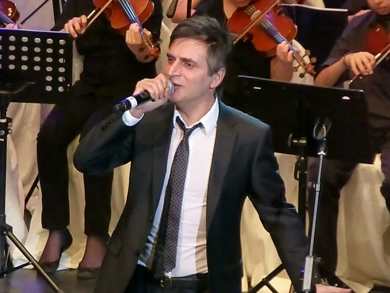 Teoman’ın 2013’te İstanbul Maslak’taki konserinde takım elbiseyle, arkasındaki yaylı çalgılar orkestrası eşliğinde şarkı söylediği an