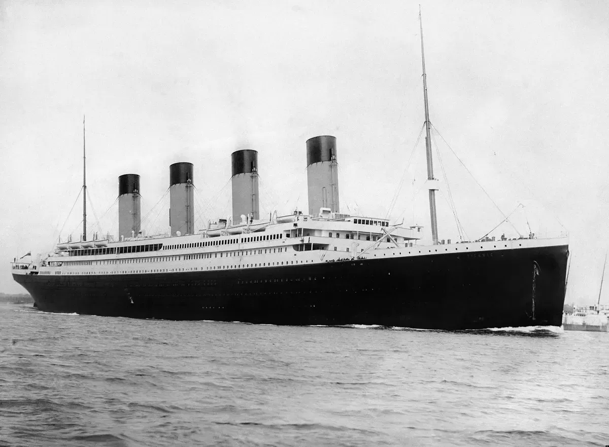 Siyah beyaz arşiv fotoğrafı: dört bacalı RMS Titanic, 10 Nisan 1912’de Southampton’dan ilk seferine çıkarken