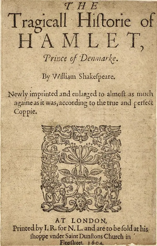 Hamlet'in 1604 tarihli ikinci kuarto baskısının sararmış başlık sayfası: üstte The Tragicall Historie of Hamlet, Prince of Denmarke yazısı, ortada süslü bir baskı motifi, altta At London ve 1604 tarihi