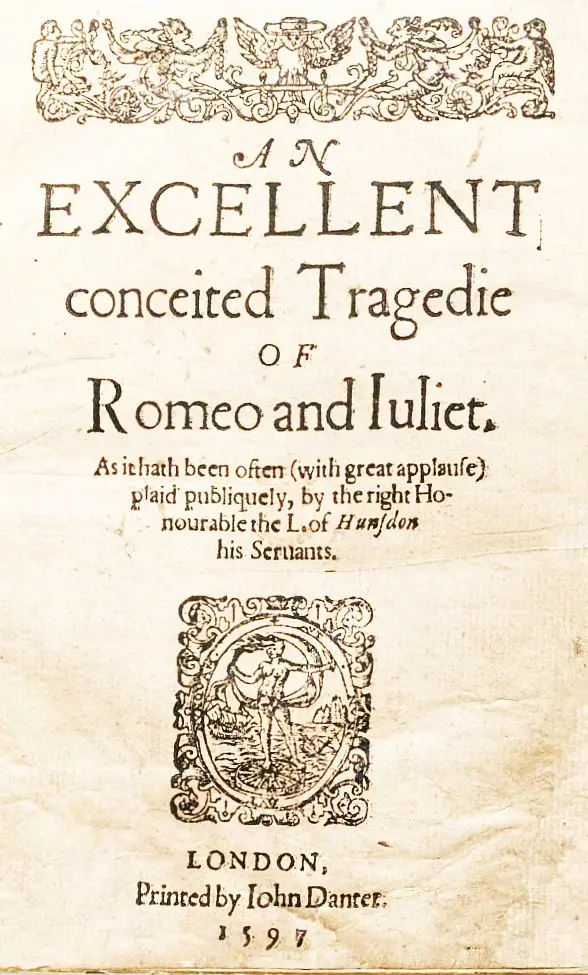 Romeo ve Juliet'in 1597 tarihli ilk kuarto baskısının başlık sayfası: An Excellent conceited Tragedie of Romeo and Juliet yazısı, ortada süslü bir baskı motifi, altta London, Printed by Iohn Danter, 1597