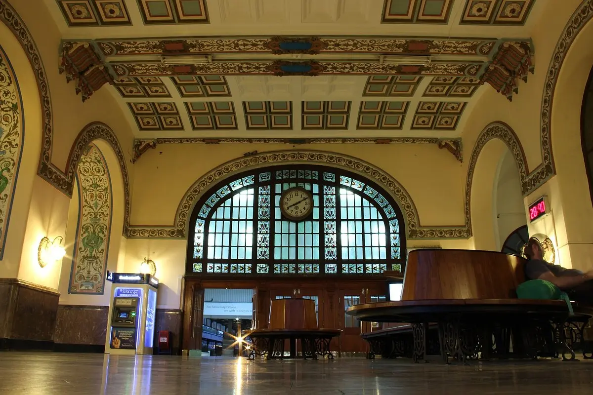 Haydarpaşa Garı'nın kemerli, süslemeli tavanlı bekleme salonu ve büyük vitray penceresi