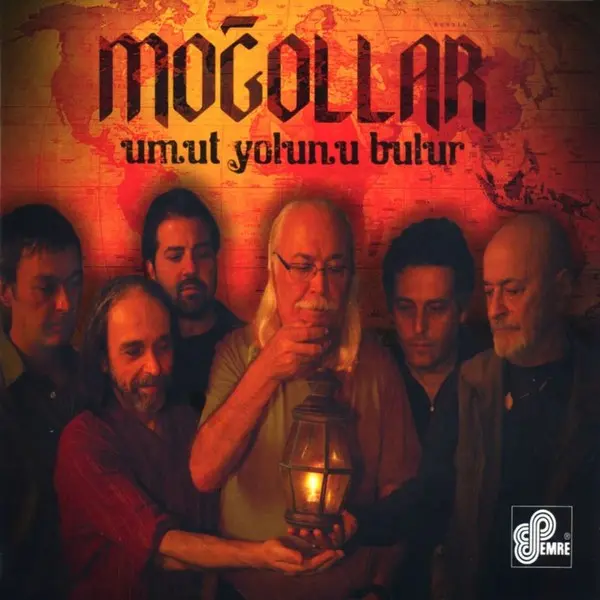Moğollar'ın Umut Yolunu Bulur albüm kapağı; loş ışıkta bir araya gelmiş grup üyeleri