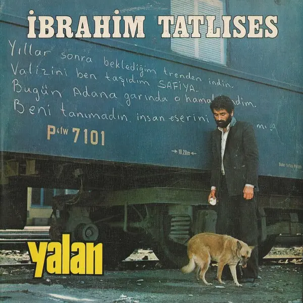 İbrahim Tatlıses'in Yalan albüm kapağı; Star Plak tabelalı dükkân önünde duran sanatçı ve yanında bir köpek