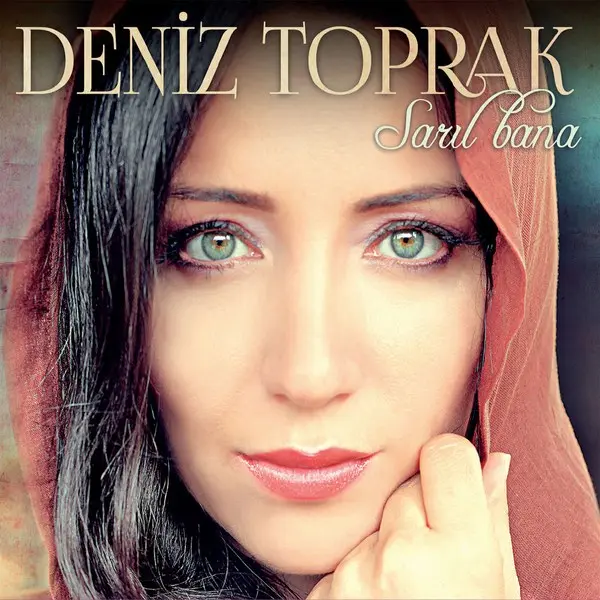 Deniz Toprak'ın Sarıl Bana albüm kapağı; omzuna sarılmış atkıyla kameraya bakan sanatçı
