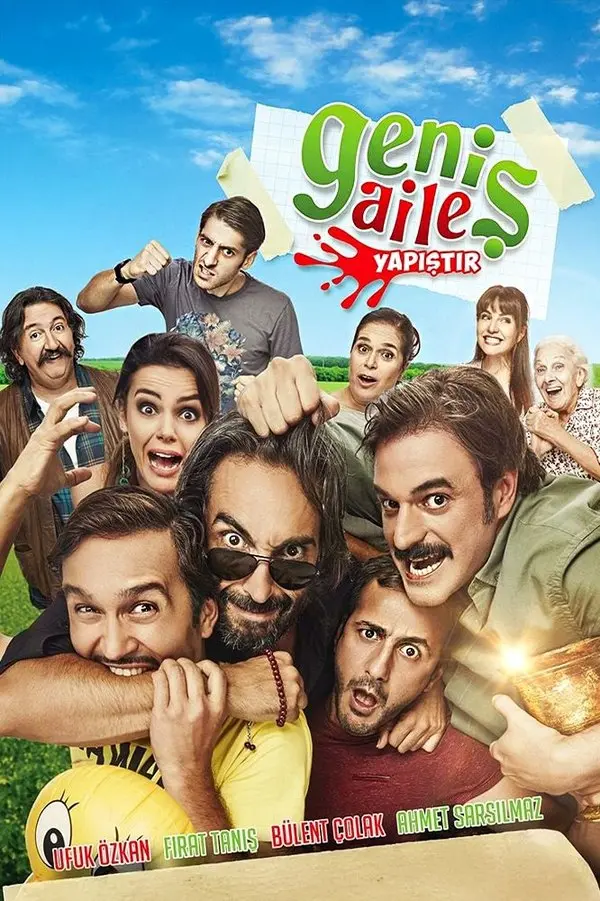 Geniş Aile: Yapıştır (2015) filminin resmi afişi: yeşil bir çayırda birbirine sarılıp kameraya bağıran Cevahir, Ulvi, Koyu Bilal, Müfit ve ekibin geri kalanı