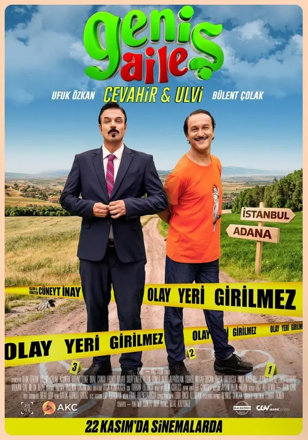 Geniş Aile 4: Cevahir & Ulvi (2024) filminin resmi afişi: İstanbul ve Adana tabelalı bir köy yolunda, olay yeri şeritlerinin arasında duran Cevahir ve Ulvi