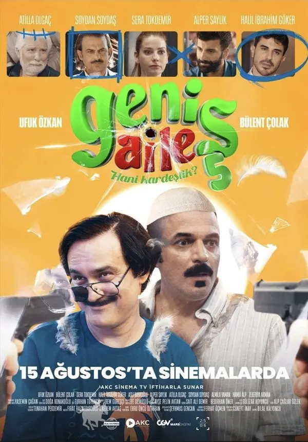 Geniş Aile 5 (2025) filminin turuncu zeminli resmi afişi: gözlüklü Ulvi ile takkeli Cevahir ön planda, üstte diğer oyuncuların portreleri