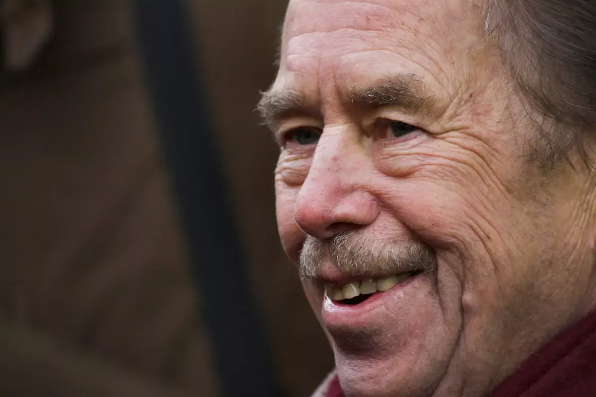 Beyaz saçlı ve bıyıklı Václav Havel'in bordo bir giysiyle yakın plan gülümserken çekilmiş renkli portresi